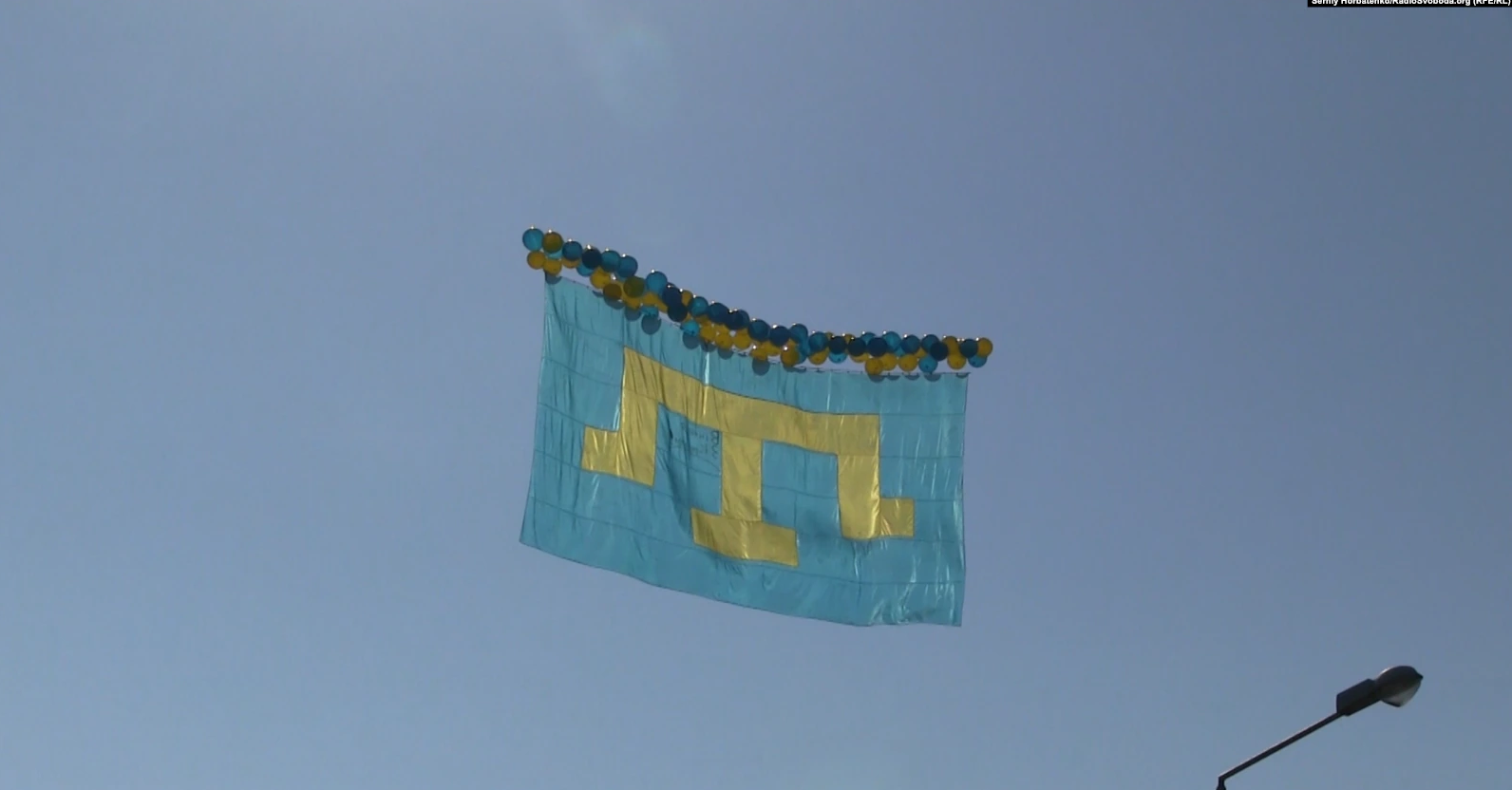 В сторону оккупированного Крыма запустили крымскотатарский флаг с пожеланиями и открытками
