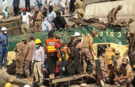 Кількість загиблих внаслідок аварії потягів у Пакистані зросла до 56