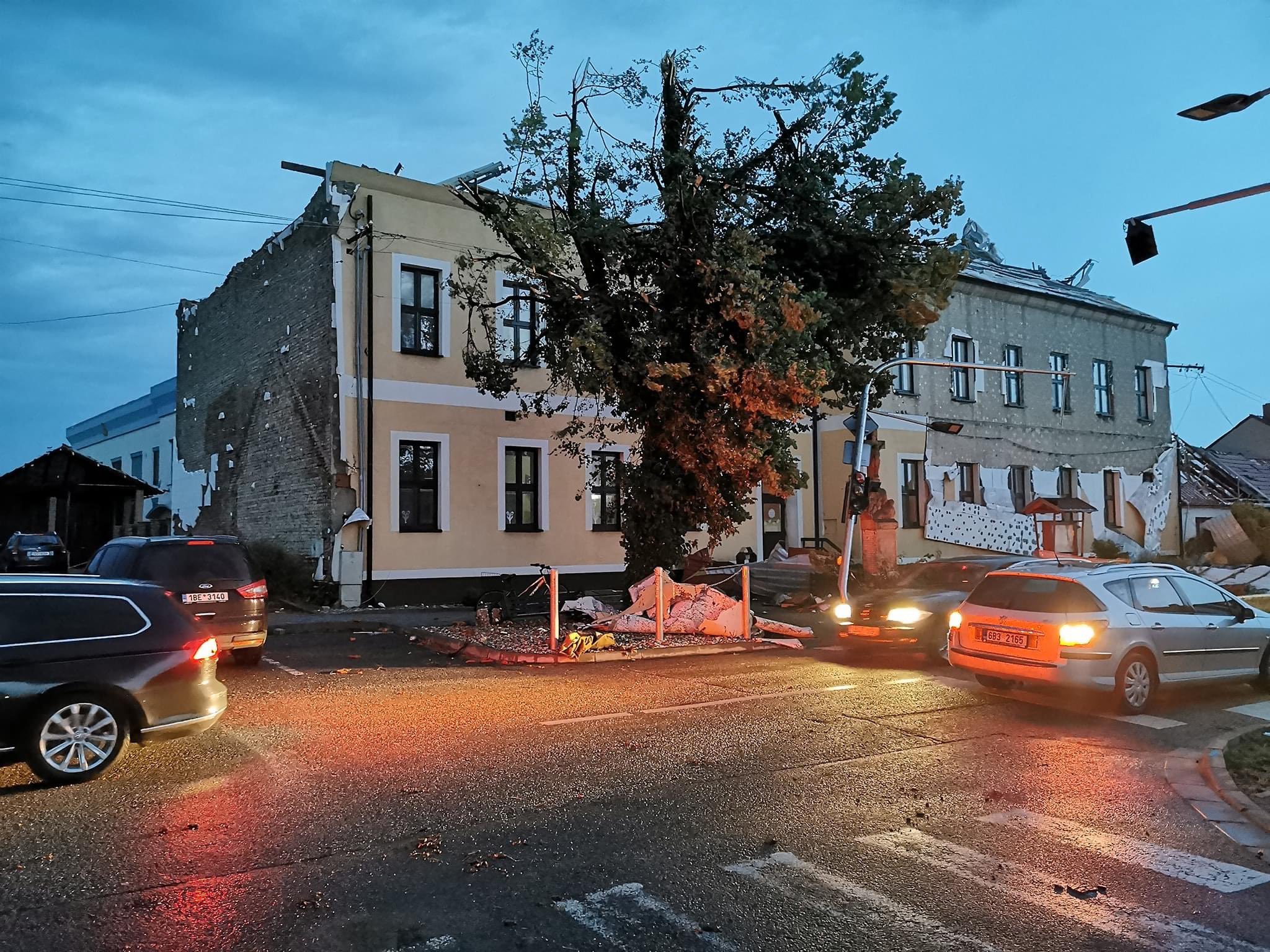 В Чехии торнадо разрушил 4 села, 5 человек погибли, не менее 200 пострадавших