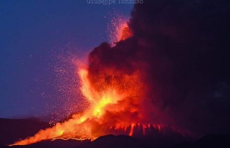 Очередное извержение вулкана Этна: подборка фото и видео
