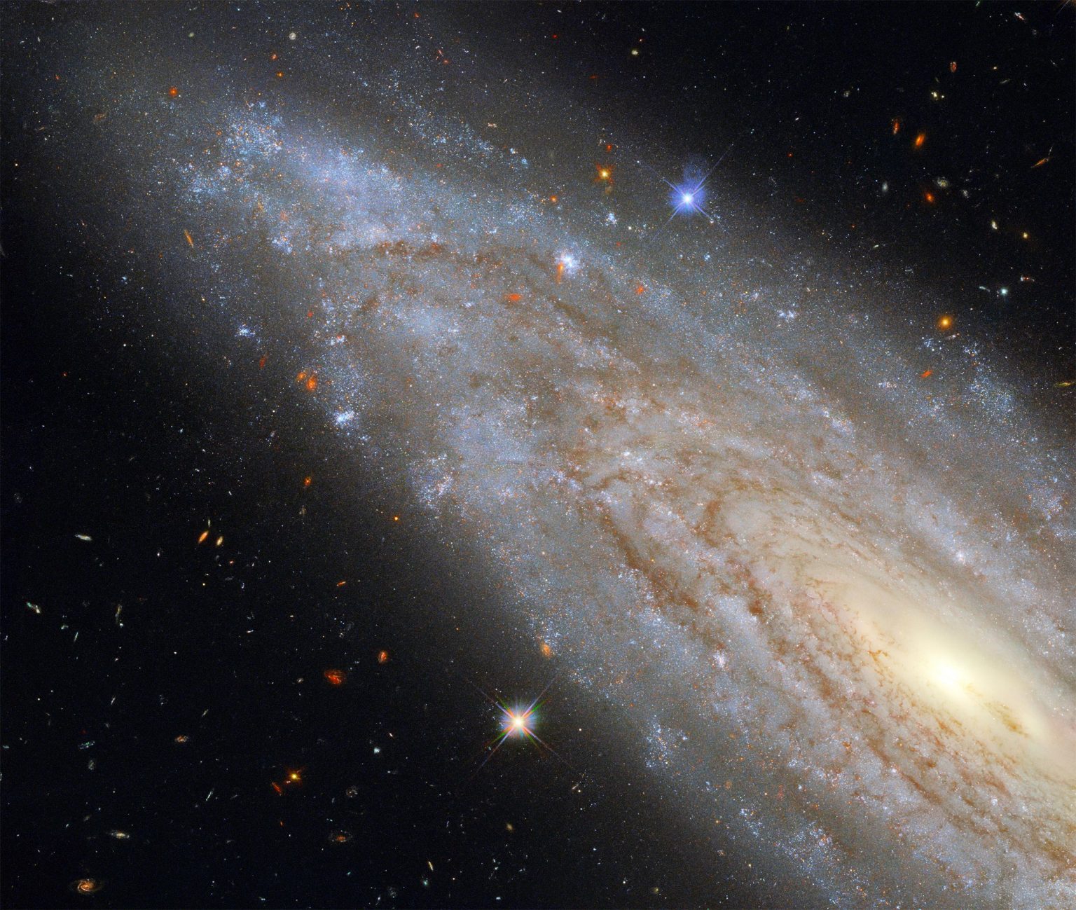 Hubble показав радіоактивну галактику із потужним випромінюванням