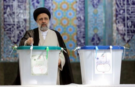 На президентських виборах в Ірані перемагає Ебрагім Раїсі, якого звинувачують у злочинах проти людства