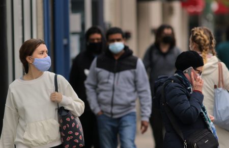 На тлі поширення штаму «Дельта» ВООЗ закликала людей носити маски навіть після вакцинації