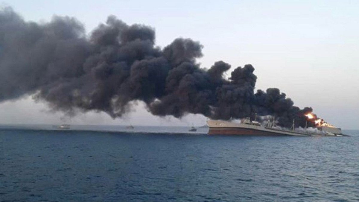 В Оманській затоці загорівся найбільший корабель ВМС Ірану