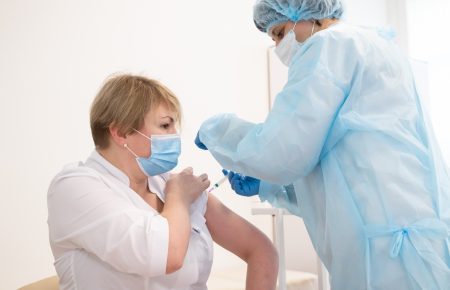 В Україні за добу від COVID-19 вакцинували 57 440 людей