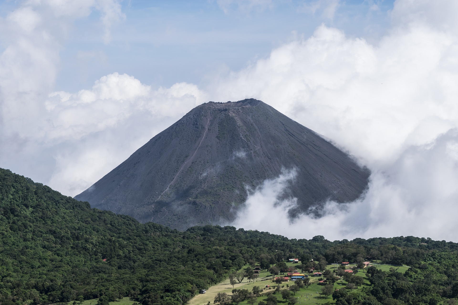 В Ель-Сальвадорі вивчають можливість майнити Bitcoin за допомогою енергії вулканів