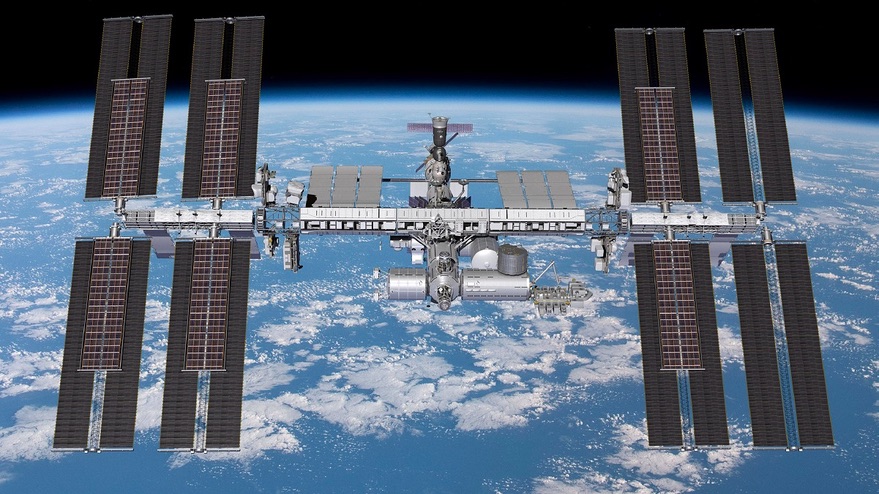 Астронавти МКС вийшли у відкритий космос для встановлення сонячної батареї