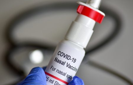 В Австралії розпочали клінічні випробування вакцини проти COVID-19 у вигляді назального спрею