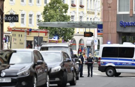 У Німеччині чоловік з ножем напав на перехожих, є загиблі