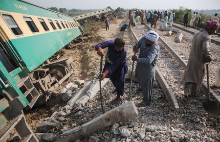 Унаслідок зіткнення потягів у Пакистані загинула щонайменше 51 людина
