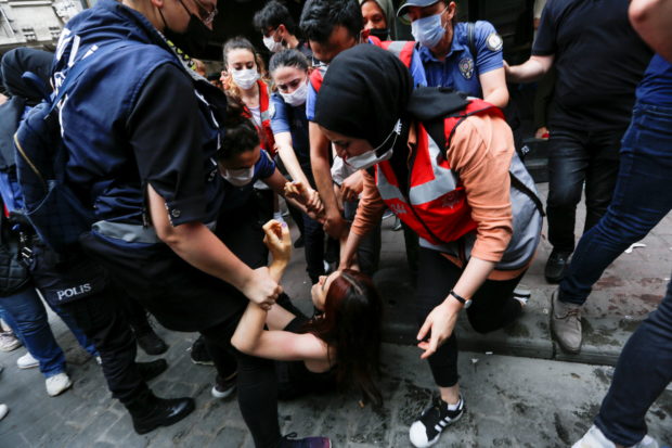 У Стамбулі поліція застосувала сльозогінний газ до учасників та учасниць ЛГБТ-прайду