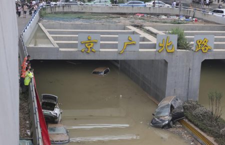 Житель Китаю прожив три дні у затопленому підземному гаражі, рятуючись від повені