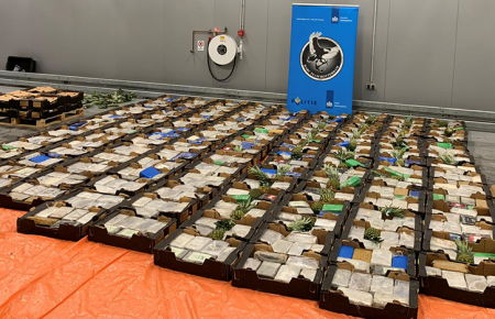 У порту Роттердама знайшли понад 1,5 тисячі кг кокаїну: його заховали у контейнери з бананами та ананасами 