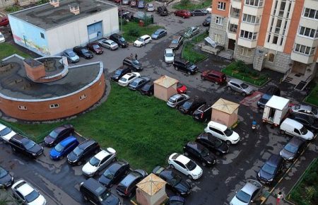 Город пока не планирует брать деньги за парковку во дворах домов от жителей — КГГА