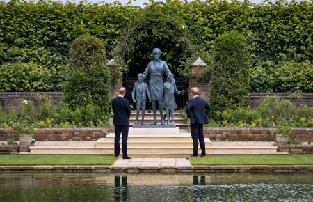 В Лондоне открыли памятник принцессе Диане (фото)