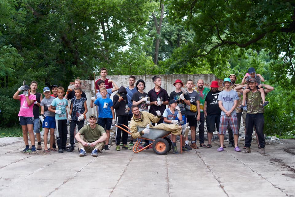 Будівництво скейт-парку під звуки обстрілів: історія волонтерського табору ветеранів у Попасній
