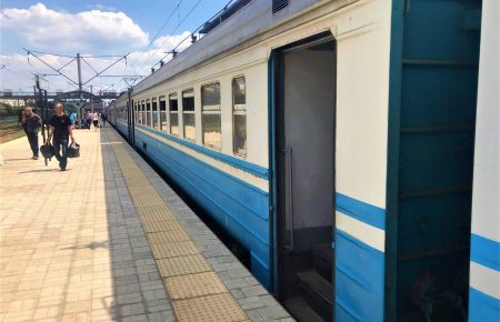«Люди вже намагались вилазити через вікно аварійного виходу»: історії пасажирів, які стали «заручниками» аварії на залізниці під Києвом