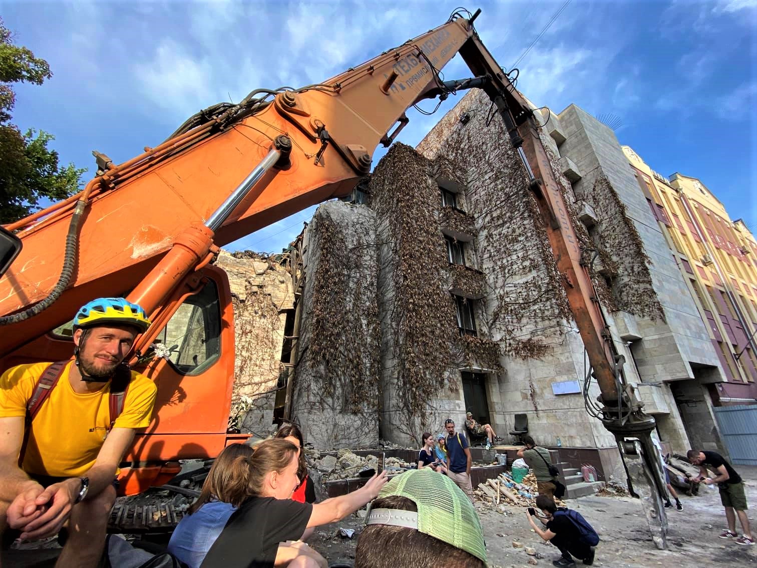 Демонтаж будівлі «Квіти України» необхідно негайно зупинити — міністр культури Ткаченко