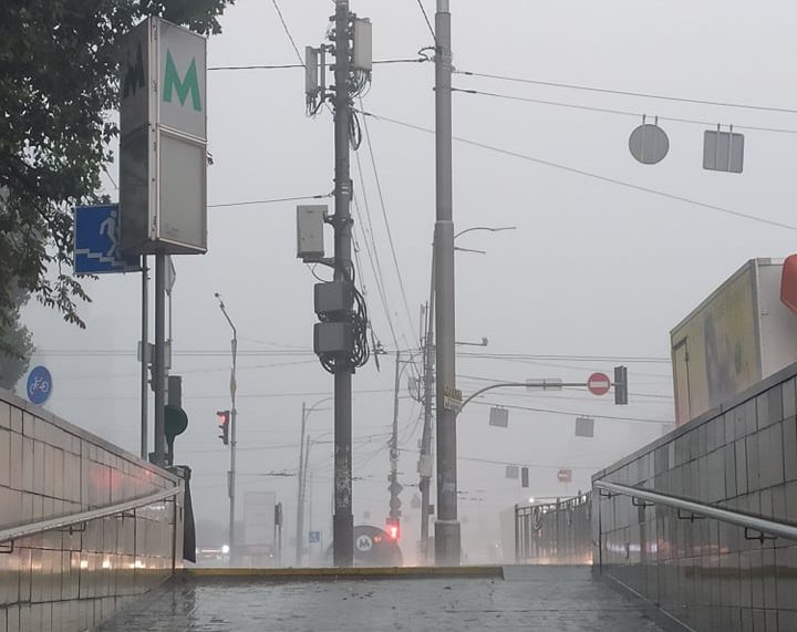 Наслідки зливи в Києві: затоплені переходи, вода у метро (ФОТО, ВІДЕО)