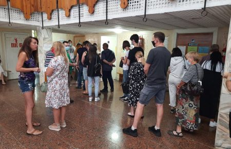 «Жити хочемо!»: у Чернівцях голова ОСББ влаштувала вакцинацію свого будинку