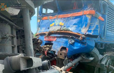 На Закарпатье столкнулись грузовик и пассажирский поезд, есть пострадавшие — ГСЧС (фото)