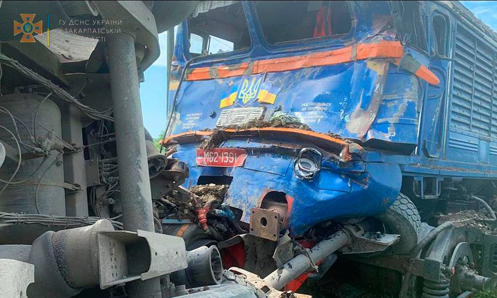 На Закарпатье столкнулись грузовик и пассажирский поезд, есть пострадавшие — ГСЧС (фото)