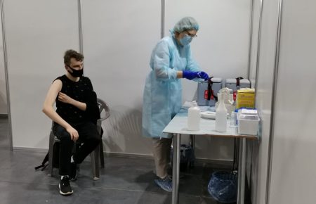 В Україні за добу від COVID-19 вакцинували 104 680 людини