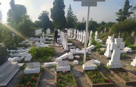 На Львівщині чоловік пошкодив майже 60 хрестів на могилах січових стрільців