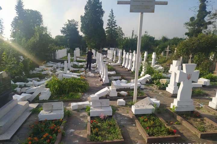 На Львівщині чоловік пошкодив майже 60 хрестів на могилах січових стрільців