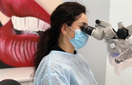 Подозреваемую в избиении детей стоматолога из Ровно лишили лицензии