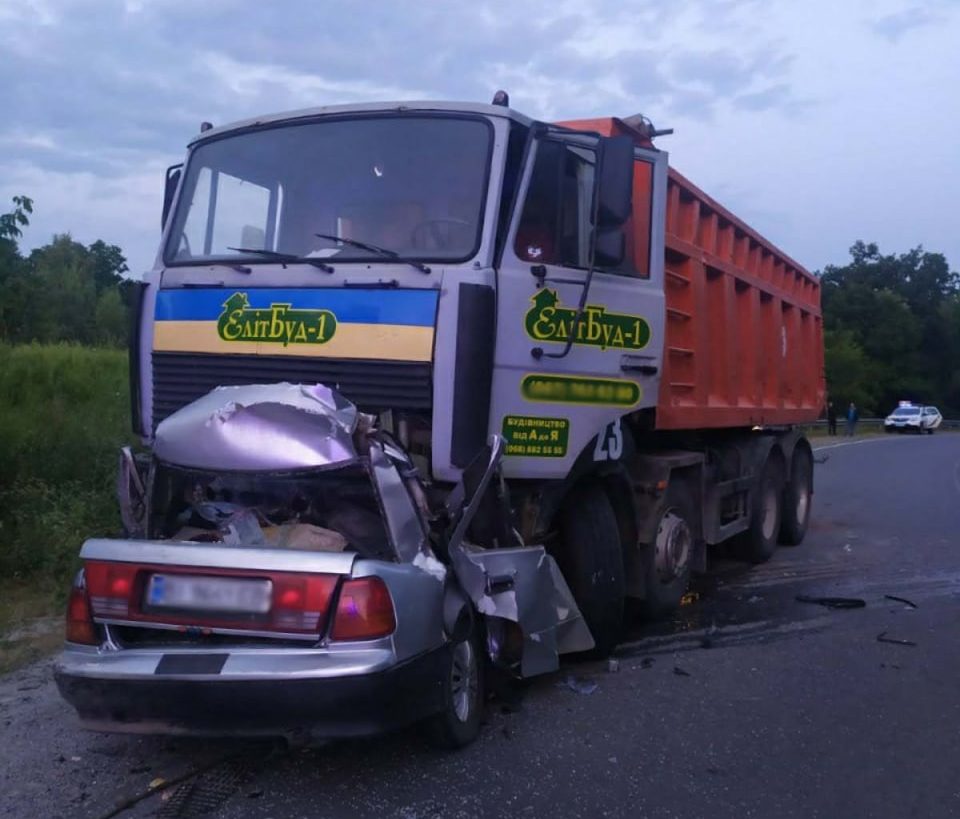 На Полтавщині легковик зіткнувся з вантажівкою, 4 людей загинули