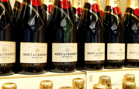 Moet Hennessy перейменує своє шампанське на «ігристе вино», щоб продовжити постачання до РФ