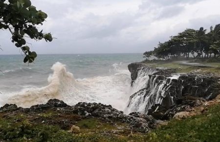 Зливи, вітер та хвилі заввишки в метр: тропічний шторм «Ельза» дістався Куби