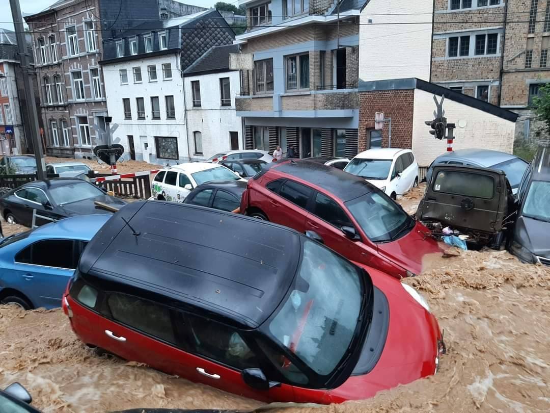 У Бельгії внаслідок потужних злив знову повені, потік води змиває автівки (ВІДЕО)