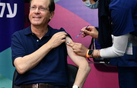 Президент Ізраїлю отримав третю дозу вакцини від коронавірусу