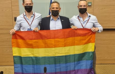 В Ізраїлі гей-парам і самотнім чоловікам дозволили мати дітей від сурогатних матерів