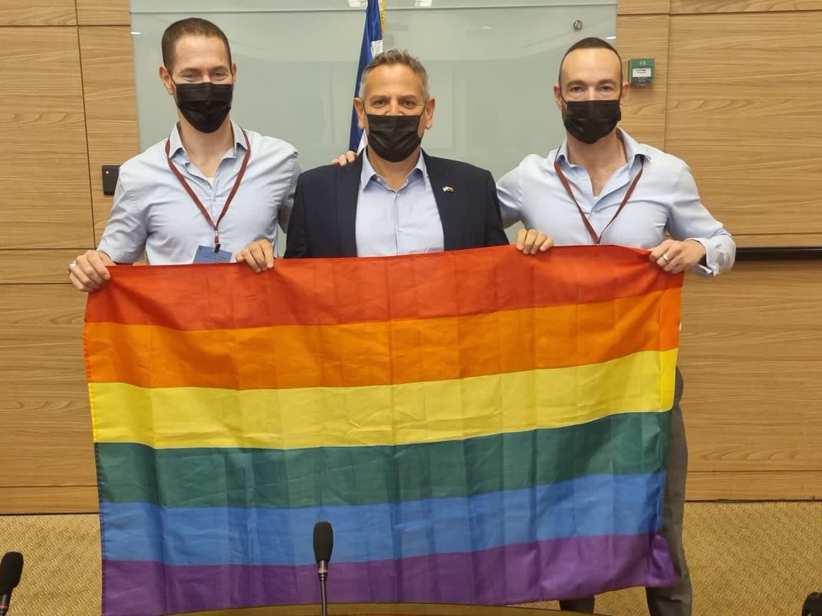 В Ізраїлі гей-парам і самотнім чоловікам дозволили мати дітей від сурогатних матерів