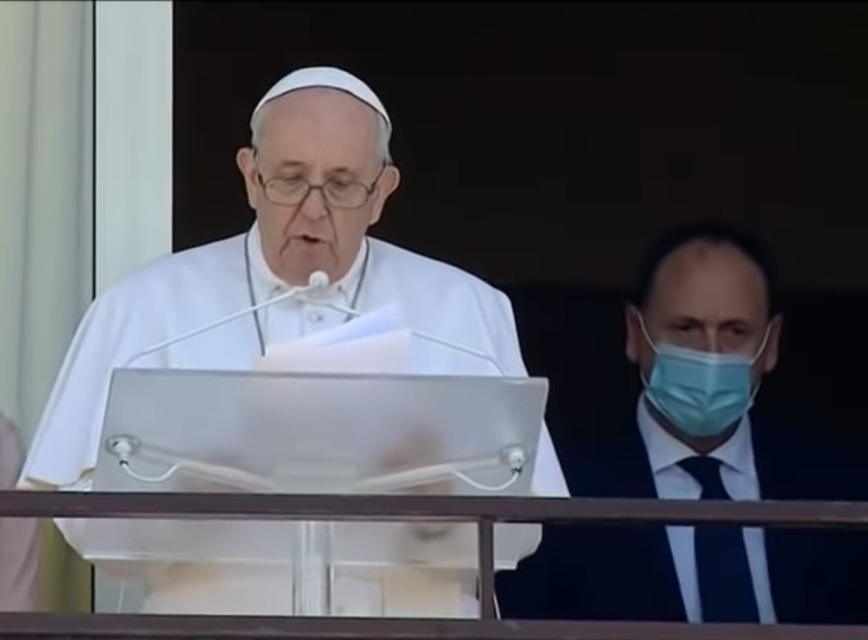 Папа Франциск вперше з'явився на публіці після операції: він зачитав звернення з вікна лікарні