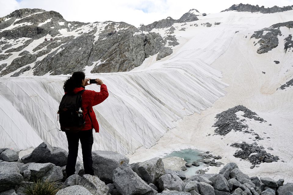 В Італії накривають тканиною льодовик, щоб врятувати його від літньої спеки