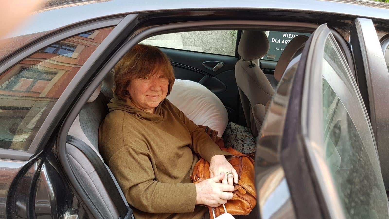 Белорусская писательница Алексиевич не смогла вылететь из Берлина, в ее вещах искали бомбу