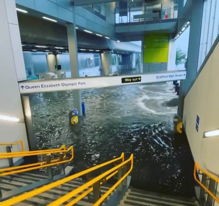 Лондон накрыл мощный ливень, затопило станции метро (фото, видео)