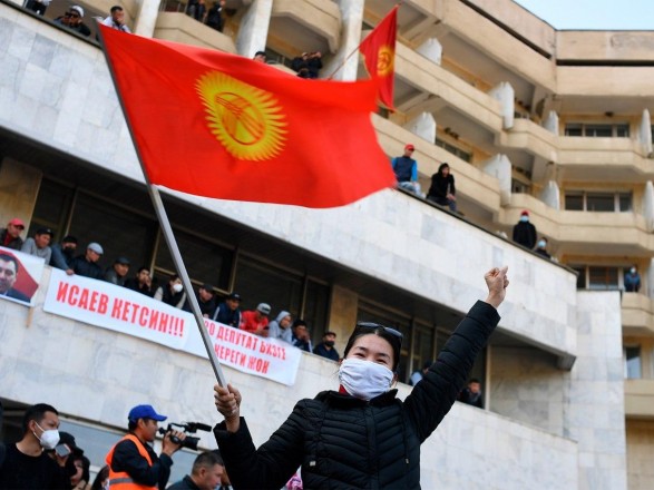 Киргизстан оголосив у розшук двох своїх колишніх президентів