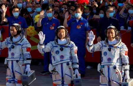 Китайські астронавти вийшли у відкритий космос