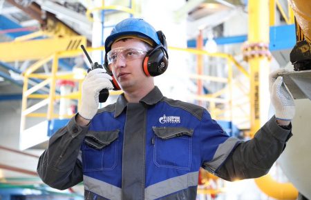 «Газпром» отказался бронировать транзитную мощность через Украину на август — СМИ