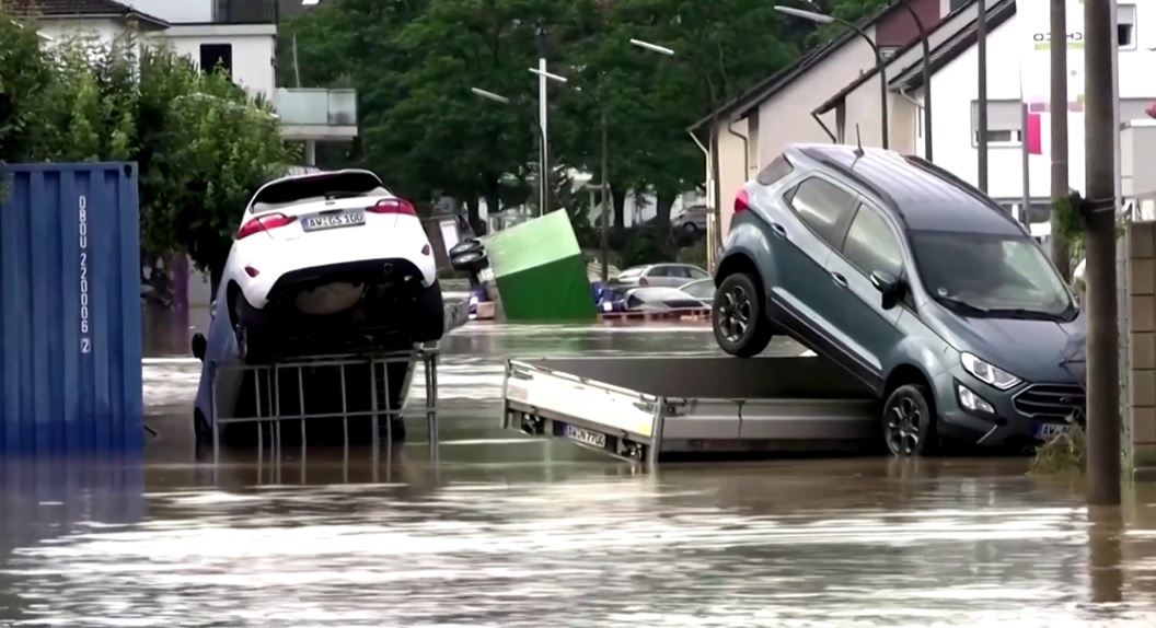 Наводнения в Европе: есть погибшие и пропавшие без вести, повреждены дороги и дома (фото, видео)