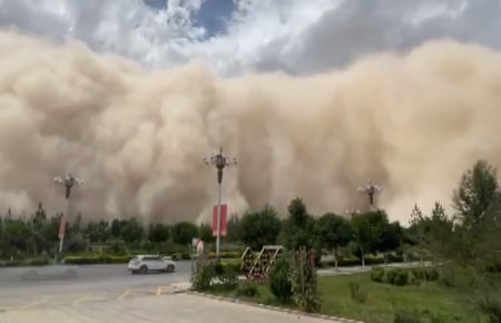 Пыльная буря накрыла китайский город Дуньхуан (видео)