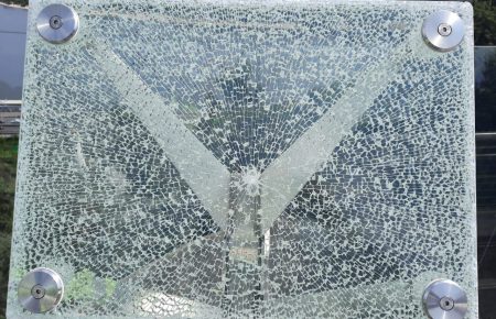 В Киеве на пешеходно-велосипедном мосту повредили стекло — вандала зафиксировали камеры видеонаблюдения (видео)