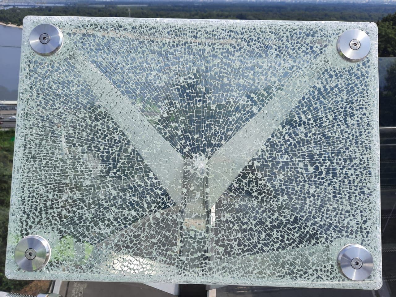 В Киеве на пешеходно-велосипедном мосту повредили стекло — вандала зафиксировали камеры видеонаблюдения (видео)