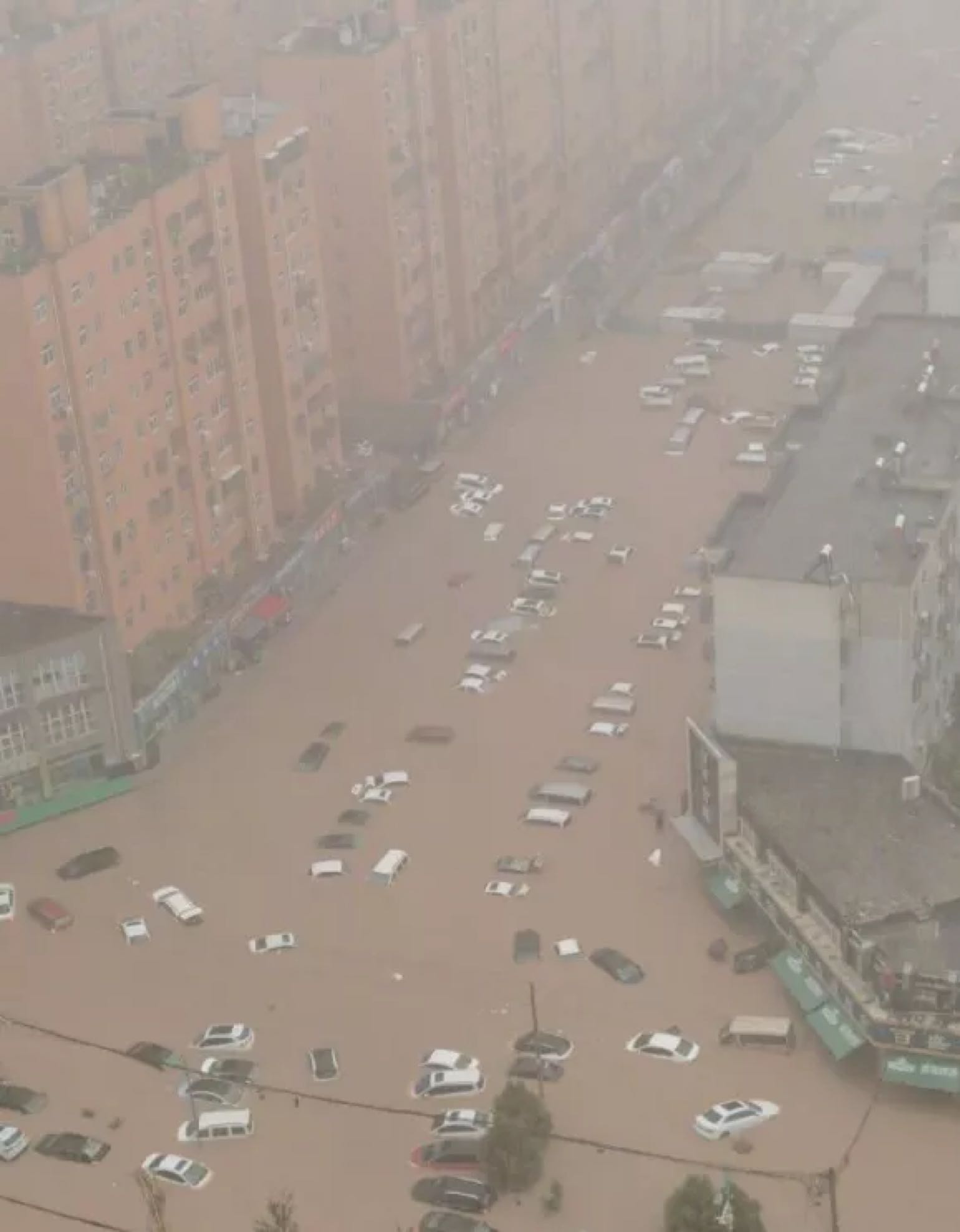 Повінь у Китаї: затопило вулиці та метро (ФОТО)