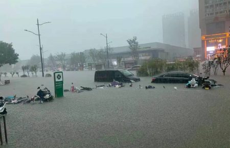 В Китае в результате наводнения погибли 33 человека (видео)